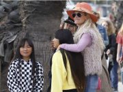 Laeticia Hallyday souriante et lookée pour un selfie avec sa fille Jade