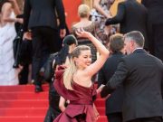 Amber Heard flamboyante à Cannes, face à la sublime Virginie Ledoyen