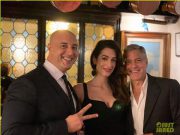 جورج كلونى يدخل مطبخ أحد مطاعم إيطاليا