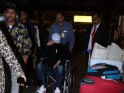 عرفان خان على كرسي متحرك بعد عملية جراحية