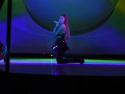 Ariana Grande chute sur scène et rit d’elle-même