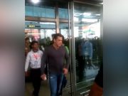 سلمان خان يعتدي على معجب ويخطف هاتفه