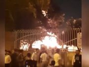 محتجون إيرانيون يحرقون مركزًا صحيًا اشتبهوا بإيوائه مصابين بكورونا