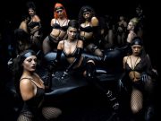 Rihanna scandalise en utilisant un texte sacré islamique à son défilé de lingerie
