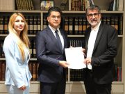 تكريم مدير مريم تيفي من قبل وزير الاعلام